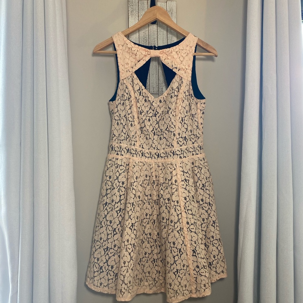 Material girl illusion lace 🔹 neck dress blush L